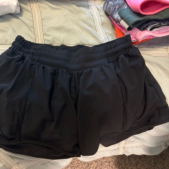 Perfect condition size 6 black hotty hot shorts lululemon 4in - Picture 3 of 3